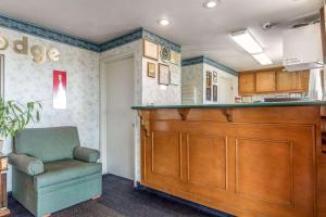 a kitchen with a bar and a chair in a room at Econo Lodge Castro Valley I-580 in Castro Valley