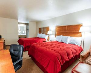 una habitación de hotel con 2 camas y una silla en Sea Drift Inn, en Eureka