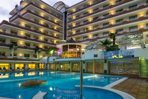 The swimming pool at or close to Hotel Indalo Park