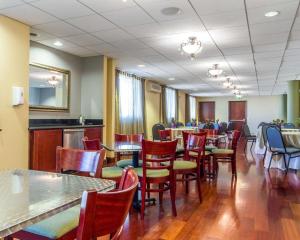 a dining room filled with tables and chairs at Villa Montes Hotel, Ascend Hotel Collection in San Bruno