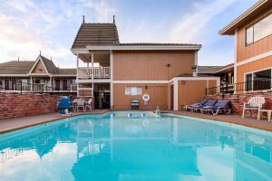 une grande piscine en face d'une maison dans l'établissement BaySide Inn & Suites Eureka, à Eureka