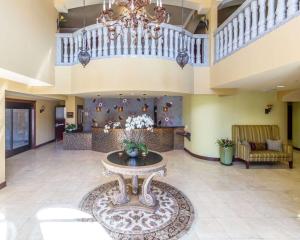 聖布魯諾的住宿－Villa Montes Hotel，一个带桌子和楼梯的大型大堂
