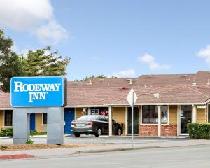 una señal de camino frente a un motel en Rodeway Inn Monterey Near Fairgrounds, en Monterey