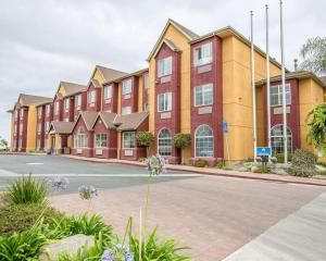 un gran edificio rojo y amarillo con aparcamiento en Comfort Inn & Suites Salinas, en Salinas