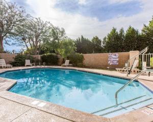 Piscina de la sau aproape de Comfort Suites Palm Desert I-10