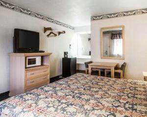 Katil atau katil-katil dalam bilik di Rodeway Inn Monterey Near Fairgrounds