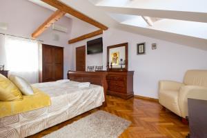 ein Schlafzimmer mit einem Bett und einem Sofa in der Unterkunft Penthouse Matkovic in Split