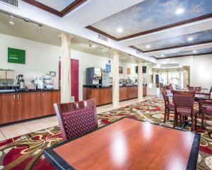 un restaurant avec une table, des chaises et un comptoir dans l'établissement Comfort Suites Bakersfield, à Bakersfield