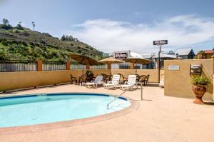 Rodeway Inn San Diego Mission Valley/SDSU 내부 또는 인근 수영장