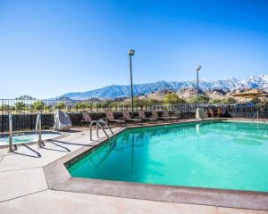 Бассейн в Quality Inn Lone Pine near Mount Whitney или поблизости