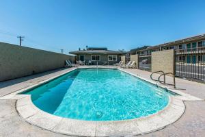 una piscina en medio de un edificio en Rodeway Inn Ontario Mills Mall, en Guasti