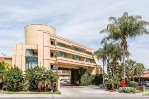 a building with palm trees in front of it at Econo Lodge Inn & Suites Riverside - Corona in Riverside