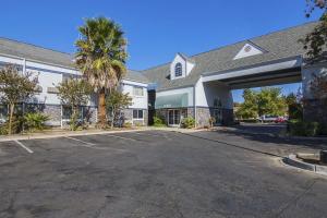 an empty parking lot in front of a building at Quality Inn Fresno Yosemite Airport in Fresno