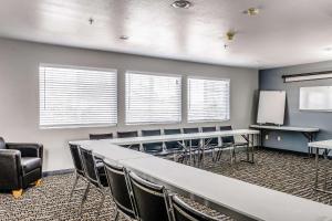 einen Konferenzraum mit Tischen, Stühlen und einem Podium in der Unterkunft Clarion Hotel By Humboldt Bay in Eureka