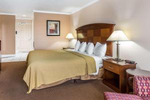 Voodi või voodid majutusasutuse Quality Inn near Hearst Castle toas +35 fotot