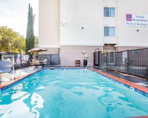 a swimming pool in front of a building at Comfort Suites Clovis in Clovis