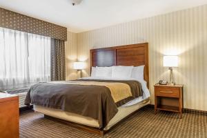 a bedroom with a bed and a dresser at Quality Inn Half Moon Bay - Miramar Beach in Half Moon Bay