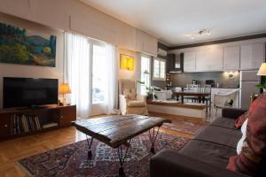 Кухня или мини-кухня в 2 Bedroom Artist's Apartment - So Athens
