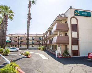 un hotel con palme in un parcheggio di Quality Inn San Diego I-5 Naval Base a San Diego