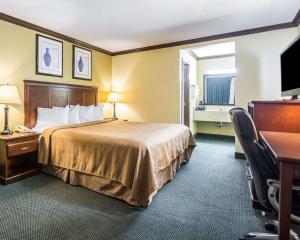 Ліжко або ліжка в номері Quality Inn San Diego I-5 Naval Base