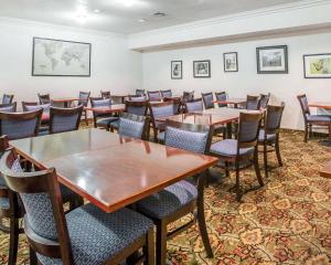 Quality Inn Yosemite Valley Gateway في ماريبوسا: غرفة طعام فيها طاولات وكراسي