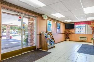 a lobby with a glass door and a store at Rodeway Inn - Rohnert Park in Rohnert Park