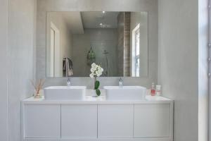 a bathroom with two sinks and a large mirror at 29 Earlibelle in Stellenbosch