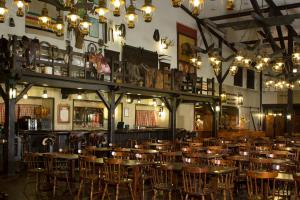 Una habitación con mesas, sillas y candelabros. en Disney Hotel Cheyenne, en Coupvray