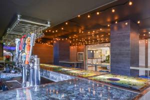 a bar with a glass counter in a restaurant at Quality Inn & Suites Montebello - Los Angeles in Montebello +39 photos