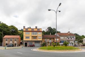 a building on the corner of a street at A taberna de vento in Lalín