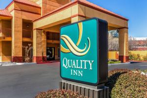 Quality Inn Fresno Near University في فريسنو: علامة لنزل جيد أمام مبنى