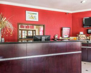 un bar en un restaurante con una pared roja en Econo Lodge Inn & Suites Fallbrook Downtown, en Fallbrook