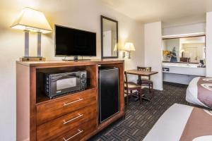 A television and/or entertainment centre at Quality Inn Fresno Near University