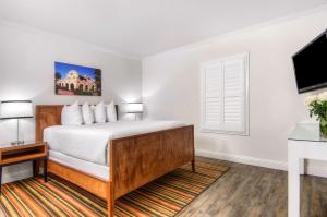 Ένα ή περισσότερα κρεβάτια σε δωμάτιο στο Aggie Inn, Ascend Hotel Collection