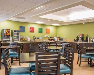 a restaurant with tables and chairs and a cafeteria at Comfort Inn Chula Vista San Diego South in Chula Vista
