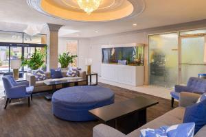 蒙特贝罗Quality Inn & Suites Montebello - Los Angeles的客厅配有蓝色椅子和沙发