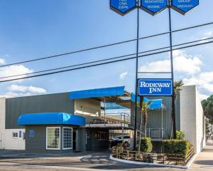 a rotarians run sign in front of a building at Rodeway Inn Downtown Hanford in Hanford