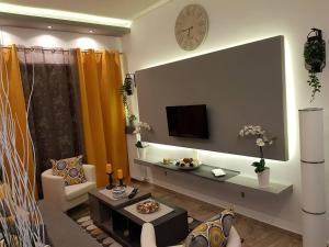 'Golden Aurora' Apartment With Elegant Style