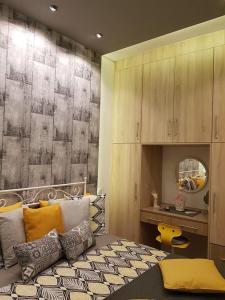um quarto com uma cama, um toucador e um espelho. em 'Golden Aurora' Apartment With Elegant Style em Atenas