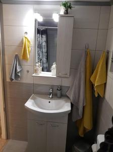 bagno con lavandino e specchio di 'Golden Aurora' Apartment With Elegant Style ad Atene