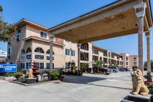 un gran edificio con una estatua de león delante de él en Rodeway Inn Cypress, en Cypress