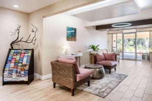 uma sala de estar com cadeiras e uma mesa em Quality Inn & Suites Capitola By the Sea em Capitola