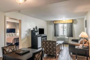 พื้นที่นั่งเล่นของ Quality Inn & Suites near Downtown Bakersfield