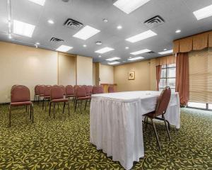 Quality Inn & Suites Bay Front في سولت سانت ماري: قاعة اجتماعات مع طاولة وكراسي بيضاء