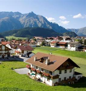 ナウダースにあるAppartementhaus Salzgeberの家と山を背景にした小さな村