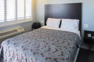 Posteľ alebo postele v izbe v ubytovaní Rodeway Inn San Pablo