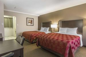 
A bed or beds in a room at Econo Lodge Inn and Suites Lethbridge

