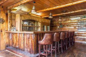 
De lounge of bar bij Sierra Sky Ranch, Ascend Hotel Collection
