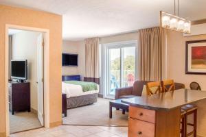 ein Hotelzimmer mit einem Schlafzimmer mit einem Bett und einem Schreibtisch in der Unterkunft Comfort Inn Halifax in Halifax