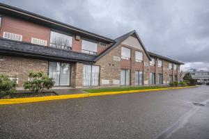 an empty street in front of a brick building at Comfort Inn Chilliwack in Chilliwack